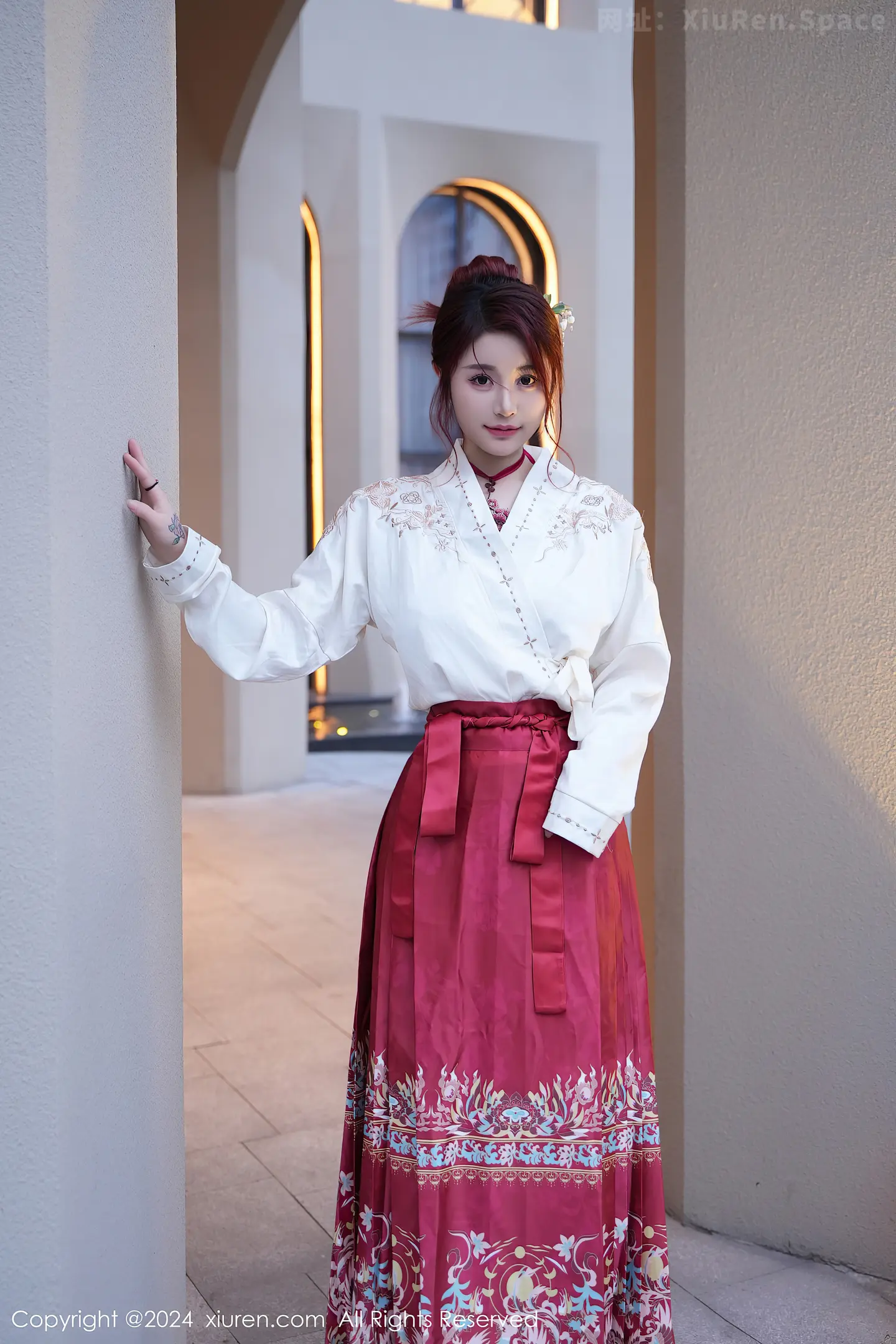 图片[4]-[XiuRen秀人网]VOL.7985 模特美七Mia性感红色轻透古装服配黑丝吊袜秀惹火身材诱惑写真70P-秀人网官方网站